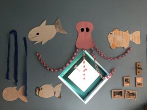 Eine gebastelt Krake und Fische hängen an der Wand